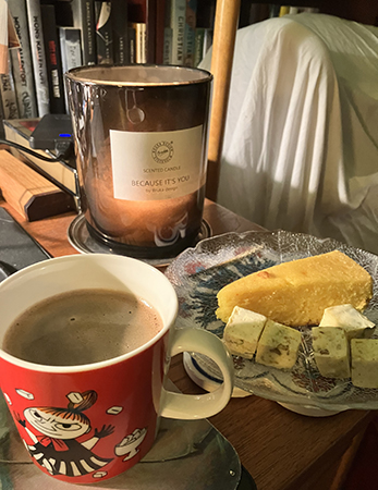 Kaffe saffranskaka och godis vid skrivbordet