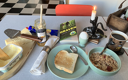Lördagsfrukost med rostat ägg fil boken Graven o tänt ljus