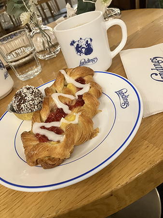 Söndagsfika på Landings med wienerbröd o chokladboll