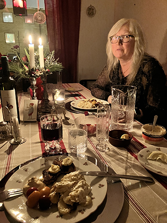 Anna vid middagsbordet nyårsafton 2023