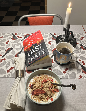 Frukost vid köksbordet med The last party o tänt ljus