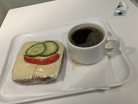 Plastad ostmacka och kaffe på Ackis