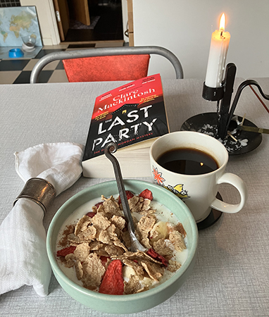 Söndagsfrukost med fil bok kaffe o tänt ljus