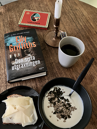 Frukost med Den sista utgrävningen vid kompisens köksbord