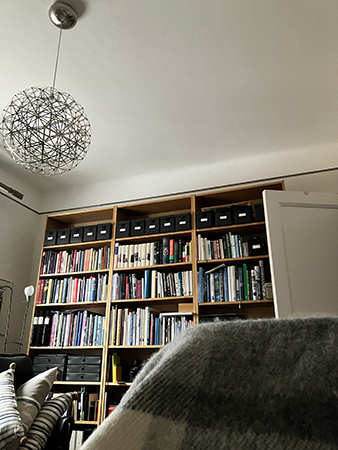 Under en pläd i ett gästrum