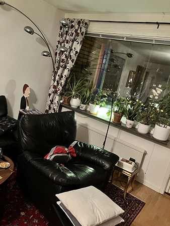 Golvlampa James fåölj fotpall piedestal matta Upsala Ekebykrukor