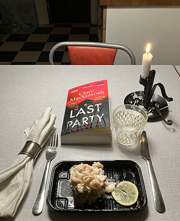 En halv bit smörgåstårta The Last Party och tänt ljus