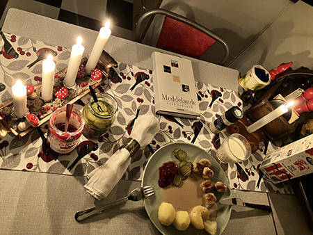 Kycklingköttbullar potatis o sås tända ljus o boken Meddelande