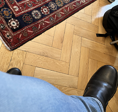 I väntrummet ben i ljusa jeans