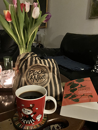 Kaffe lördagsgodispåse tulpaner och boken Färskt vatten till blommorna