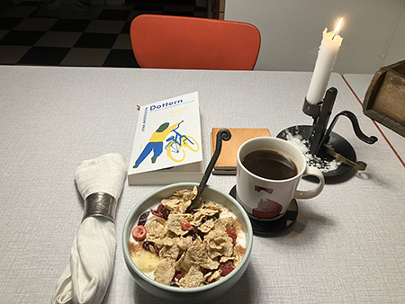 Måndagsfrukost med boken Dottern o tänt ljus