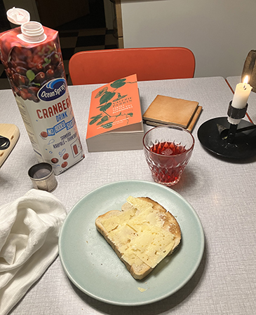 Rostat bröd och tranbärsjuice till kvällsmat