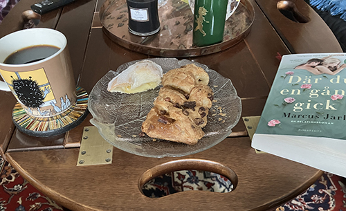 Söndagsfika med pecanwienerbröd och ett halvt vaniljhjärta