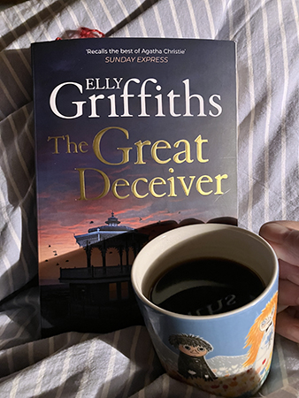 The Great Deceiver och bryggkaffe på sängen