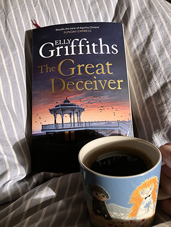 The Great Deceiver och kaffe på sängen