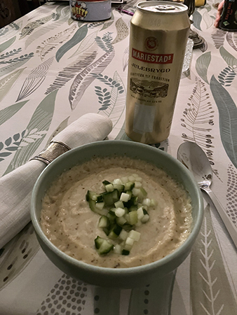 Blomkålssoppa med äpple och gurka och öl