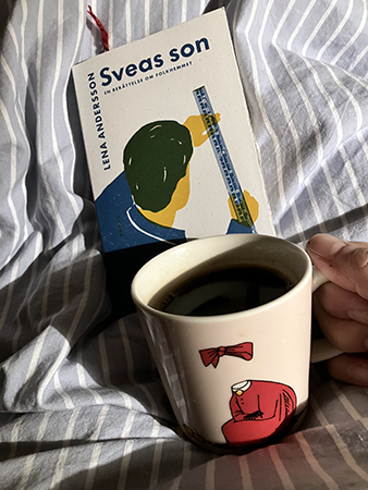 Boken Sveas son o kaffe ur Ninnimugg på sängen