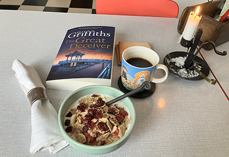 Filfrukost i köket med The Great Deceiver