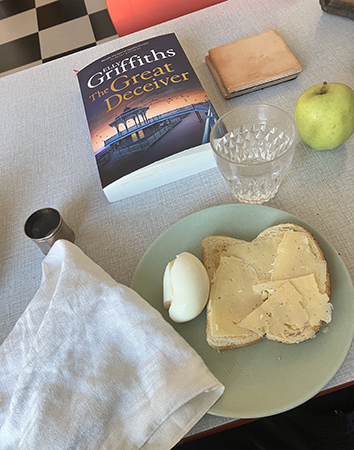 Lättlunch på Main Street rostat bröd ägg äpple vatten o The Great Deceiver