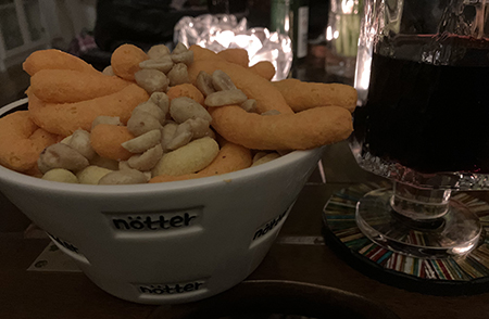 Ostbågar och nötter ett glas rött