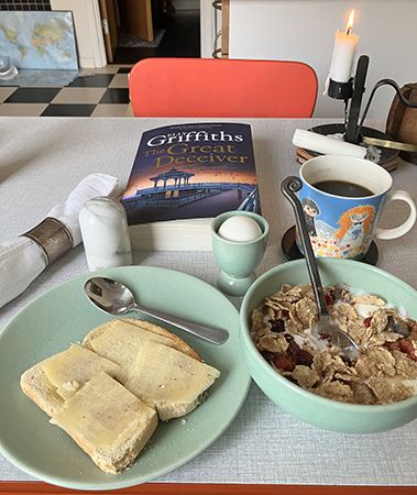 Söndagsfrukost med tänt ljus och The Great Deceiver