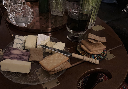 Ostassiett och rödvin