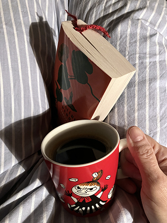 Snart halvvägs i boken och kaffe på sängen