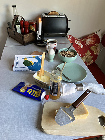 Lördagsfrukost i köket med boken Sveas son