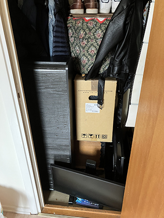 Mycket grejor i en klädkammare