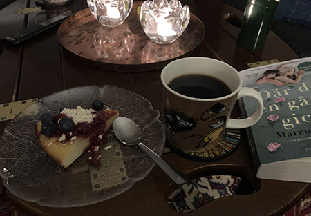 Alternerande text Lär dig hur man beskriver syftet med bilden(öppnas i en ny flik). Lämna tomt om bilden är rent dekorativ.Rubrik Vit chokladkladdkaka med hallonsås och bär kaffe