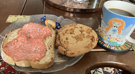 Eftermiddagsfika med kalkonsalamimacka och cookie