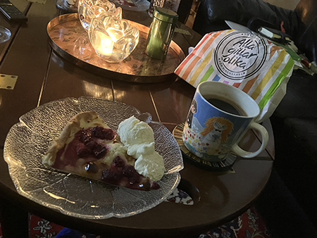 Hallon o vitchokladpizza med vaniljgrädde kaffe och godispåse