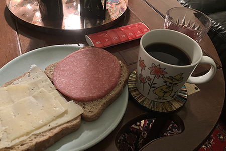 Kvällsmackor kaffe medicin och tranbärsjuice