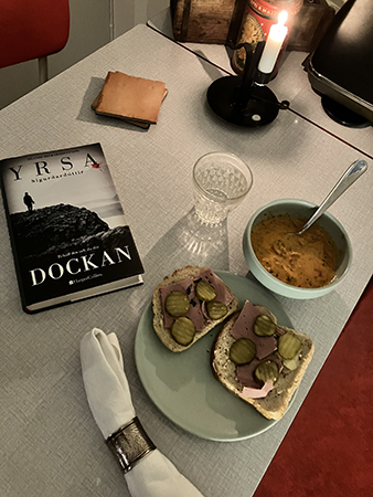 Kvällsmat fisksoppa leverpastejmackor tänt ljus boken Dockan