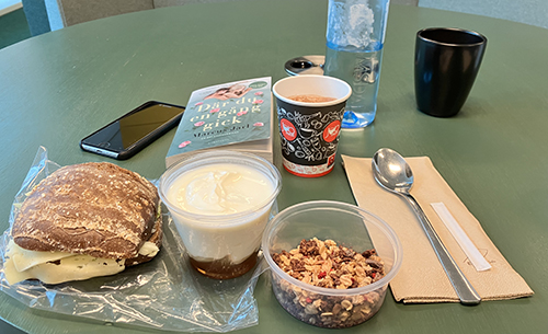 Lunch med ostmacka yoghurt varm choklad boken Där du en gång gick