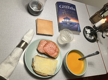 Tomatsoppa mackor boken The Great Deceiver tänt ljus