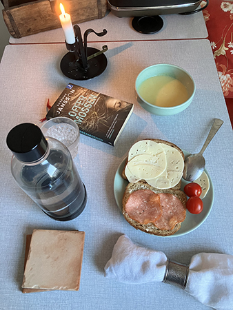 Kvällsmat thaisoppa o mackor tänt ljus o Offermossen