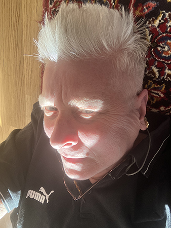 Selfie ont i ryggen och ligger på golvet