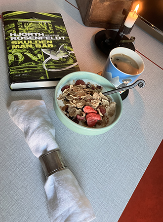 Fredagsfrukost med bok o tänt ljus