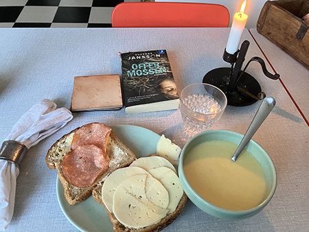 Måndagsmiddag med mackor thaisoppa boken Offermossen o tänt ljus