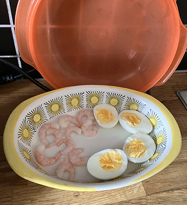 Räkor och ägghalvor i form