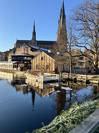 Fredagsmorgon i mars med domkyrkotornen fotade över Fyrisån fr St Olofsbron