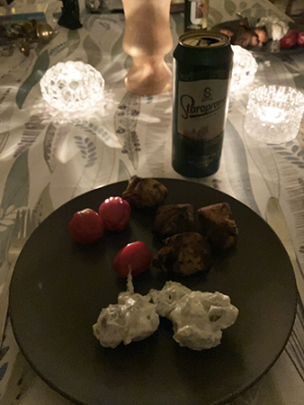 Kolgrillad kyckling och potatissallad tomater öl