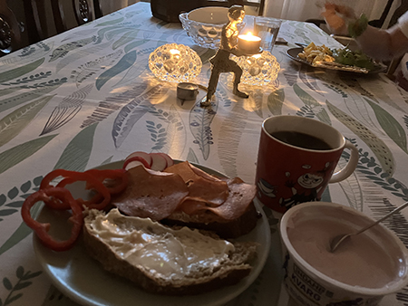 Kvällsmat med mackor blåbärskvarg o kaffe