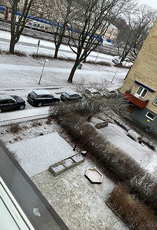 Snö på marken utanför Storgatan 13 mars 2024