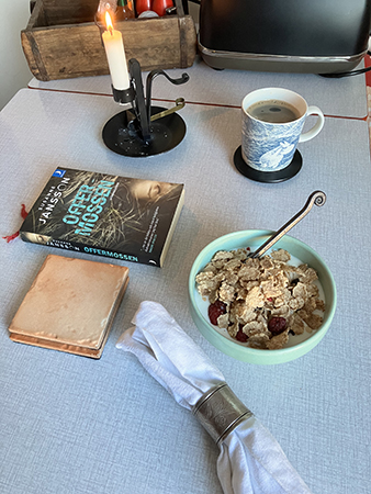Tisdagsfrukost med boken Offermossen