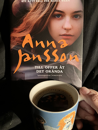 Kaffe på sängen och boken Till offer åt det okända Kaffe på sängen och boken Till offer åt det okända