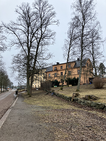 Uppför backen genom Odinslund