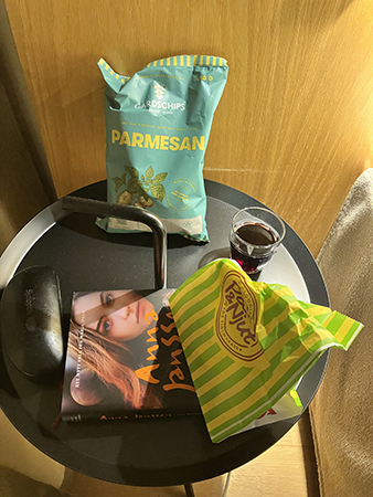 Chips godispåse ett glas vin och en deckare