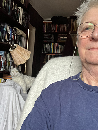 Citrus uppflugen på Farfarsfåtöljen bakom mig